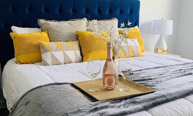 Roselle House | The Love Lounge ( King Bed & Free Disney +)