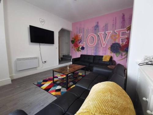 Liverpool Apartment | 'The Love Nest' Apartment Liverpool, Netflix
