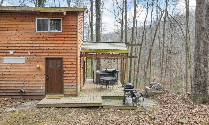 Rockbridge Cabin | The Love Shack (Hocking Hills Area)