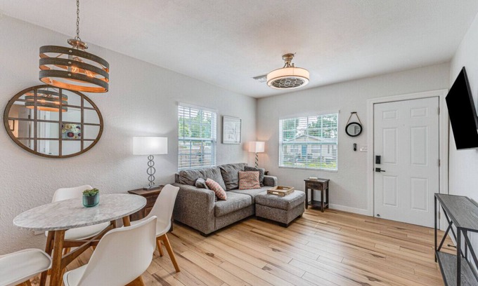 St. Petersburg - Clearwater House | The Lush Retreat of Magnolia Heights