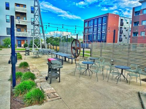 Downtown Des Moines Apartment | The Luxe Black Haven (340)