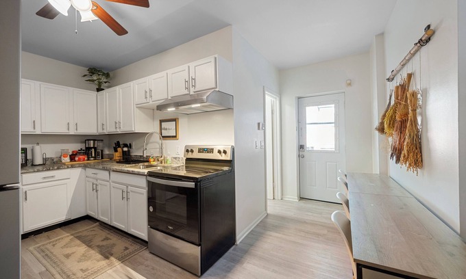 Short North Apartment | The Luxe Pearl Residences 870.5 – The Perfect Couple’s Getaway in Short North!