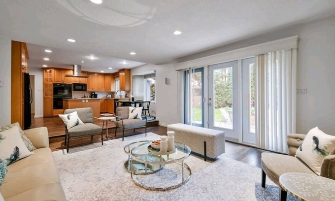 Tuxedo House | The Luxury 5 BR house W/hot tub, fast internet, office and free parking