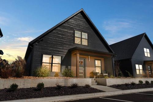 Hollister House | The Luxx - ALL NEW/4 BD/Poolside/Hot Tub/Lake View