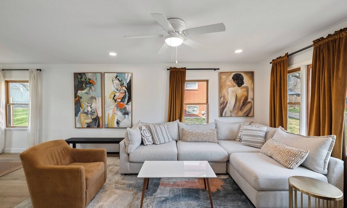 Des Moines House | The Mackie - Charming 4-bedroom house with High Speed WiFi in lovely Des Moines