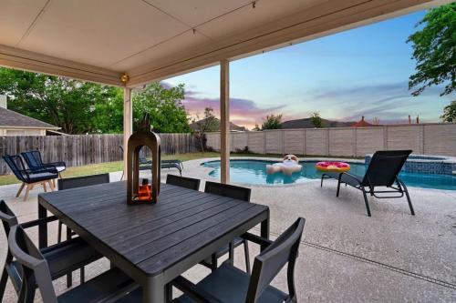 Katymead House | The Mad Hatter - Heated Pool Gameroom & More