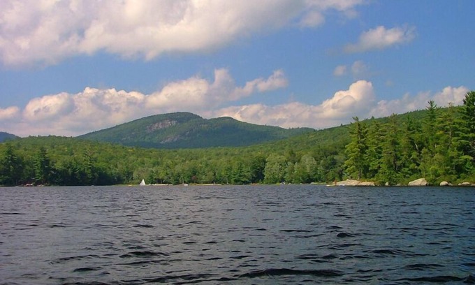 Stoneham Cottage | The Mad Moose on beautiful Keewaydin Lake
