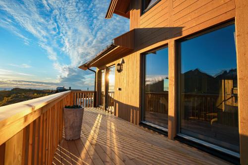 Sørvagen Ski Chalet | The Magic View of Lofoten - Golden Horizon