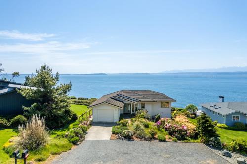 Freeland House | The Majestic Blue View by AvantStay Waterfront