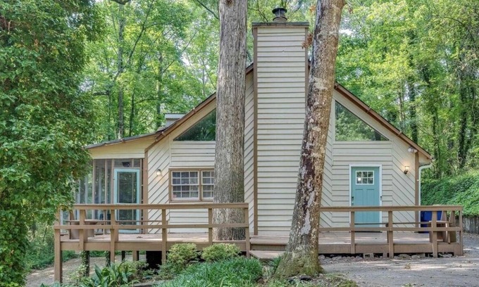 Riverdale House | The Majestic Riverdale Chalet Just South of Atlanta.