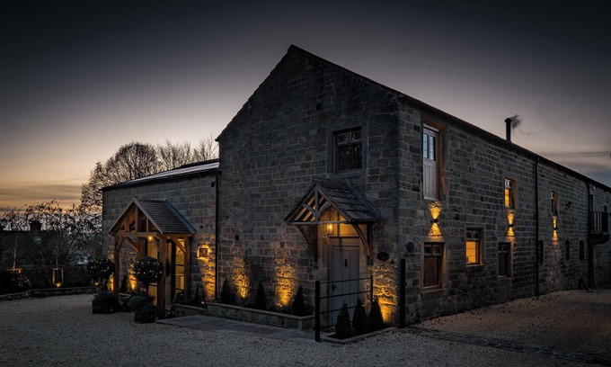 Harrogate Cottage | THE MALT KILN, pet friendly, with hot tub in Harrogate