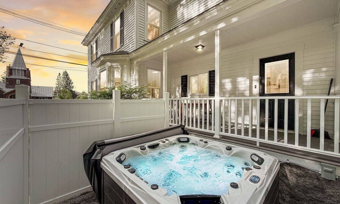 Conway House | The Manor on Main | Hot Tub, Pond Access, 5 Bedrms