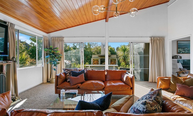 Waipahihi House | The Manor - Spa, Sauna, Trampoline and Huge Grounds