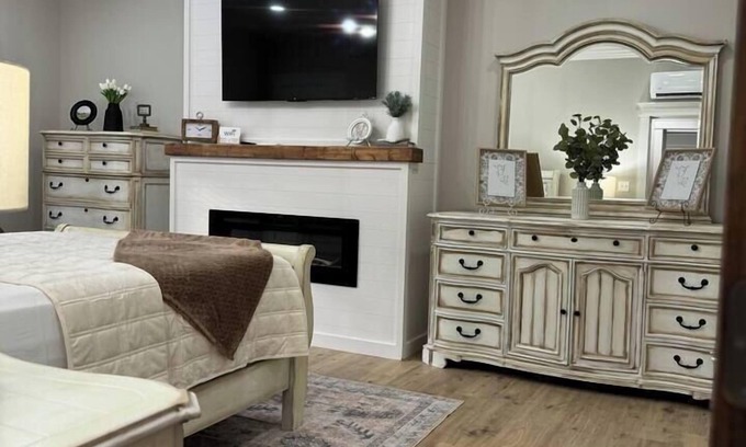 Low Moor Apartment | The Maplewood Suite- Room #6 Private Suite