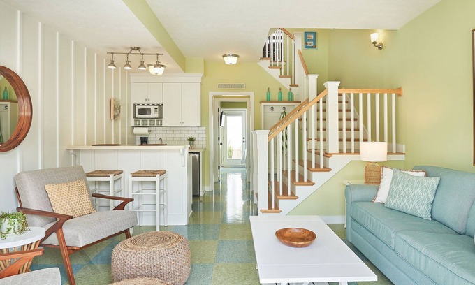Holland Ski Chalet | "The Marblehead" Luxury Townhome, Pool, Hot Tub, Golf Membership, Near Lake and Beaches