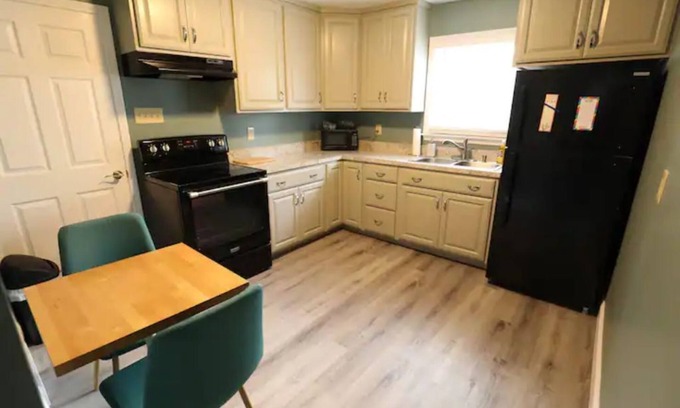 Niagara Falls Apartment | The Maria Two Bedroom LOWER, close to Falls & Casino!