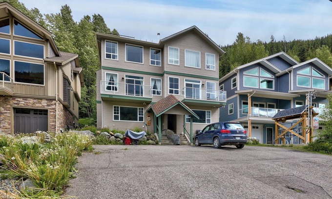 Sun Peaks House | The Marmot's Den - Large Family-Friendly Ski Retreat in Sun Peaks