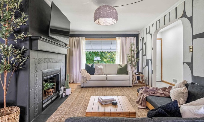 Red Deer House | The Maverick | Family Friendly | Sleeps 16 + Guest