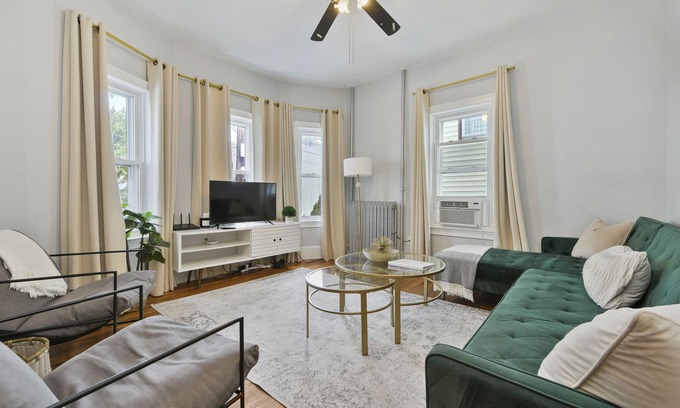 Chelsea House | The Maverick - Luxurious Apartment - Near Airport/Downtown - Free Parking!