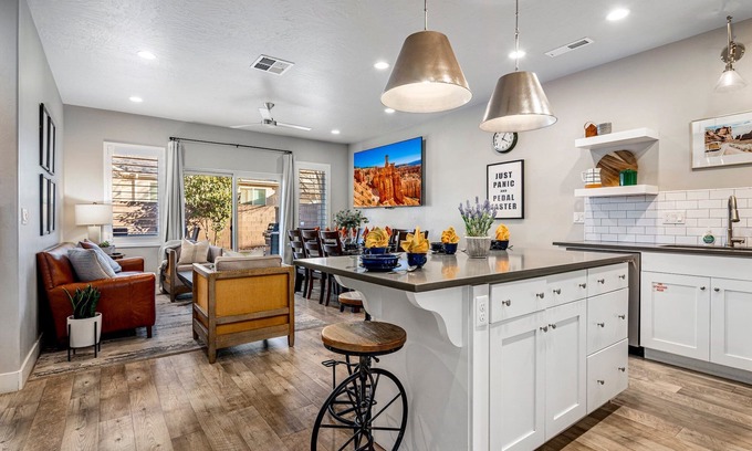 Washington Fields House | The Maverick|Resort Amenities, PlayStation, Grill, and more!