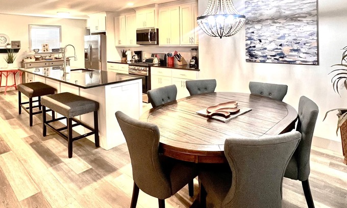 Springdale House | The McKinney. Centrally located. A few blocks from Emma St and Downtown.