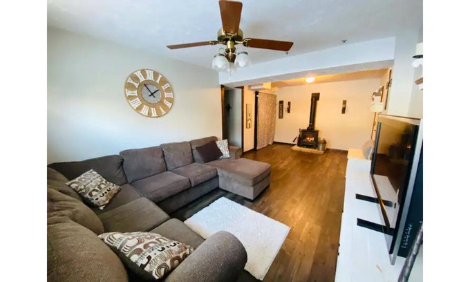 Bellevue House | The Meadows: Near Airforce Base, Forest, Fun and Zoo