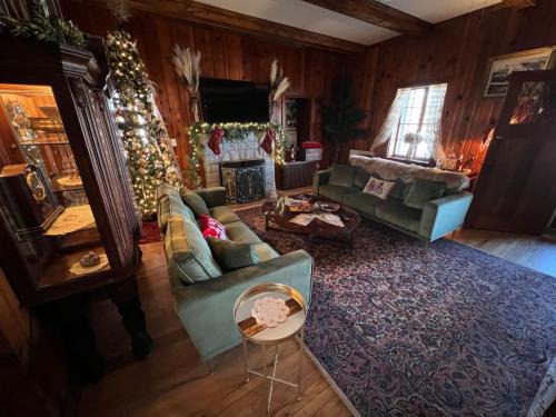 Perryville House | The Mediterranean House - Beautiful Downtown House