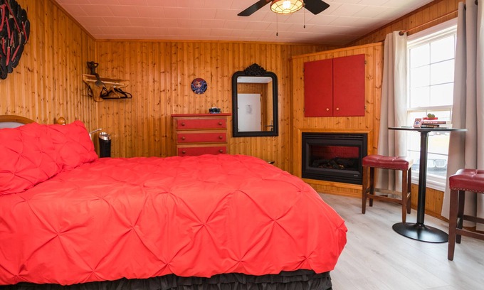 North Lake House | The Mermaid’s Cove is an Inviting Romantic Couple’s Retreat on the Harbour-side