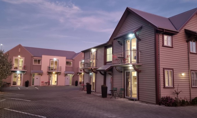 Oamaru Hotel | The Mews Oamaru