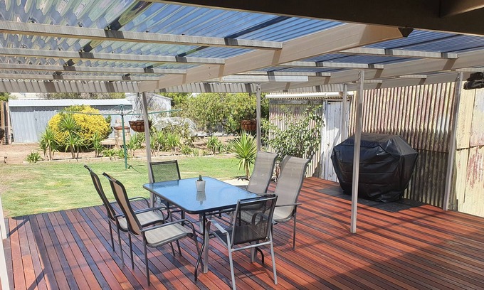 Burra Cottage | The Miners INN Renovated Cottage + WiFi + Woodfire + Fire Pit 🔥