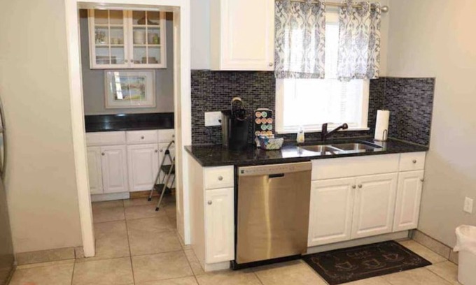 Downtown Toledo House | The Mini-Mansion at bookmymansion1.com