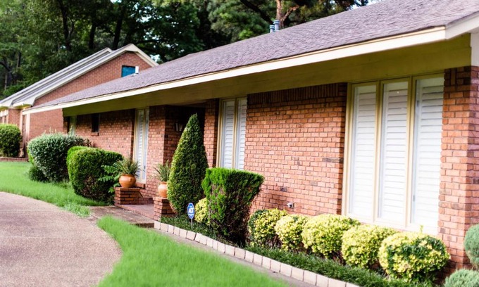 Whitehaven House | The Mini Mansion at Graceland