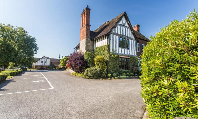 Acton Trussell Hotel | The Moat House