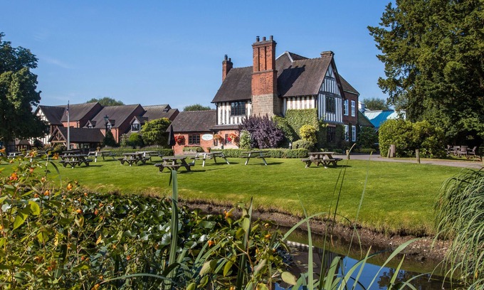 Acton Trussell Hotel | The Moat House