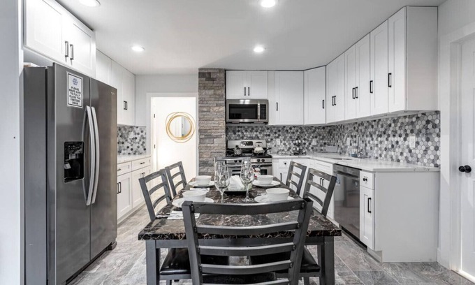 Constable Hook Apartment | The Modern 4BR – Near NYC, Free Parking, Sleeps 12