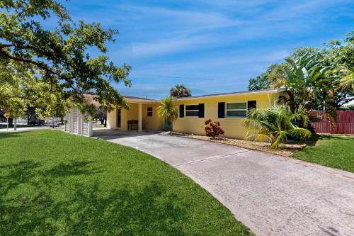 College Green Estates House | The Modern Beach Pad