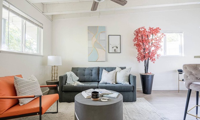 North University Apartment | The Modern I No Service Fees I Close to Downtown