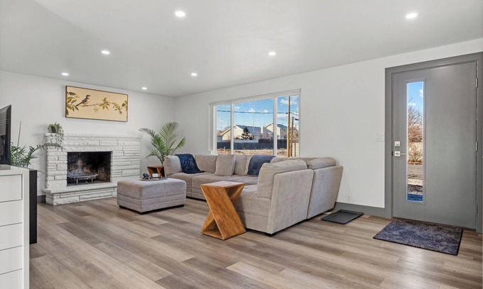 West Valley City House | " The Modern Nest “5-bedroom 2 full bath house near Salt Lake Downtown AC, WiFi