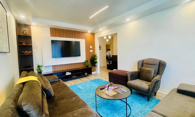 Cote-Des-Neiges—Notre-Dame-De-Grace Apartment | The Montreal Luxe Retreat