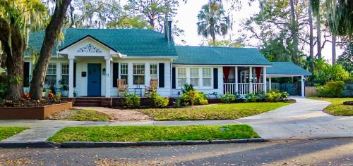 St. Augustine House | The Moody Manor -Luxurious Home Recently Renovated Close to Beach and Downtown