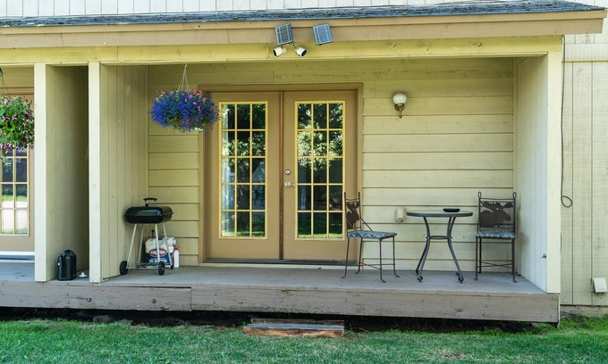 Sand Lake Apartment | The Moose Crossing Close to Airport, Centrally Located, Garage, newly remodeled