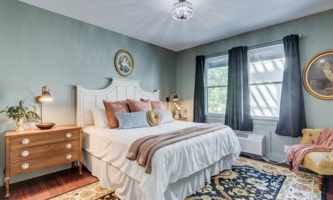 Historic Downtown Manteo Apartment | The Mozart's Hideaway Room