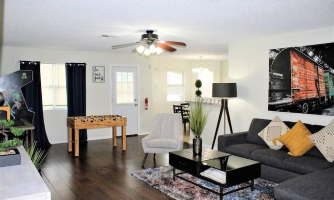 Killeen House | THE MUSTANG Spacious Home 4Rooms 2Bath SmartTV 3