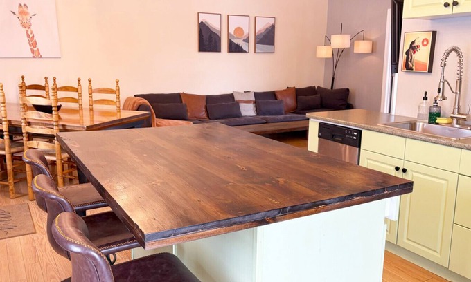 Inner Harbour Apartment | The Neighbourhood: Expansive loft | free parking