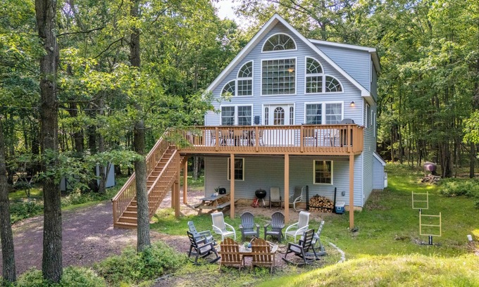 Briar Crest Woods Ski Chalet | The Nest at Brier Crest by AvantStay | Game Room, Expansive Deck & Fire Pit