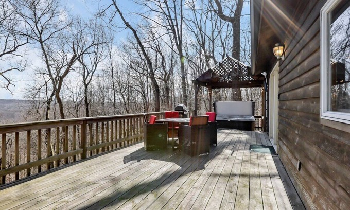 Amanda Cabin | The Nest (Hocking Hills Area)