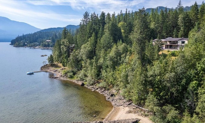 Crawford Bay Cottage | The Nest on Kootenay Lake in Crawford Bay