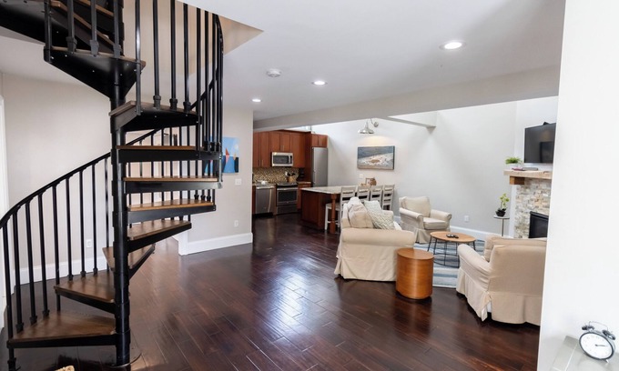 Yachting Village House | The Newport Lofts – 543 Thames Street