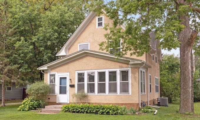 Richfield House | The Nightingale · King Bed | 5 min to MOA | 75 & 65 HDTV I Ping Pong