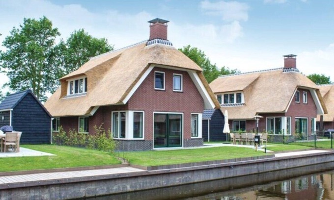 Idskenhuizen House | The Nije Dei is a 8 person wellness water villa